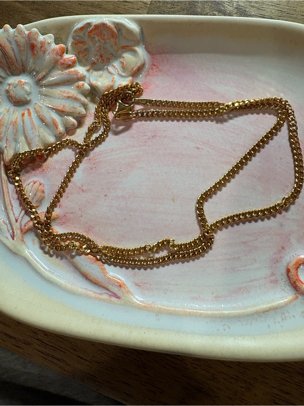 14k gold curb chain. Approx 18inches.